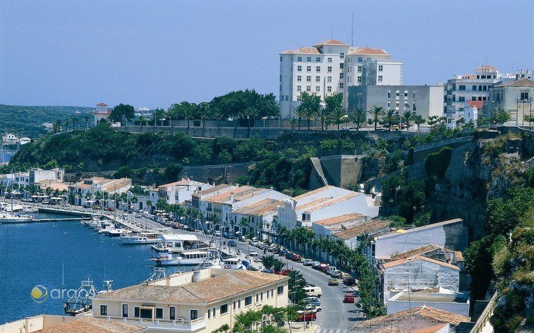  Hafen der Insel-Hauptstadt Maó (oder Mahón) 