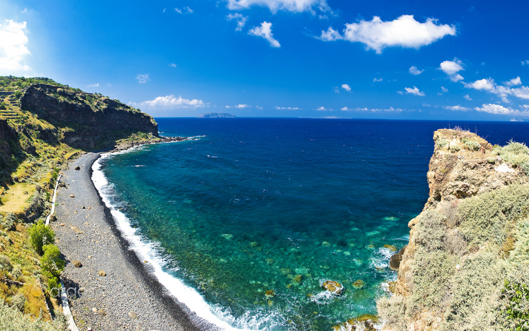 Panoramablick auf Hohlaki-Strand auf der Insel Nissyros