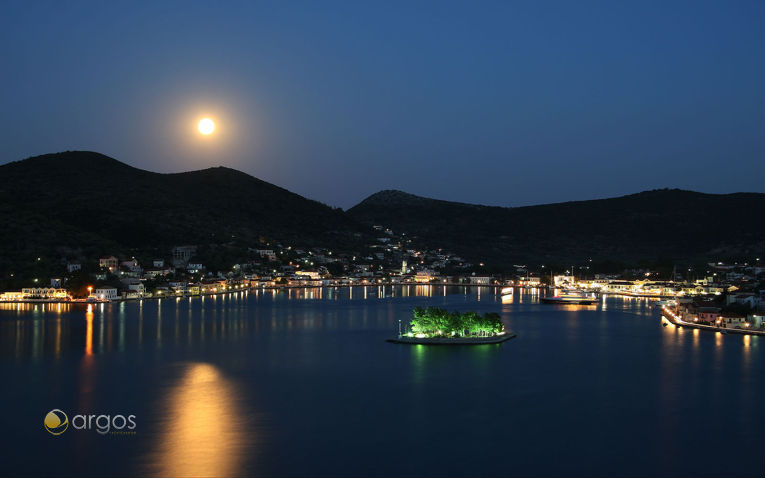 Hauptort und Hafen Vathi auf der Insel Ithaka bei Nacht