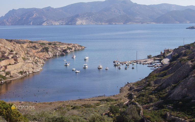 Boote ankern in malerischer Bucht auf der Insel Kimolos