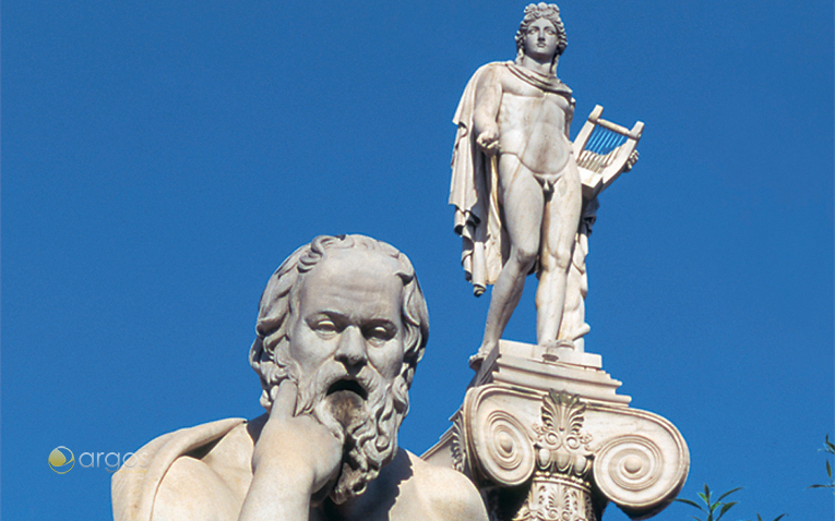 Statuen von Sokrates und Apollo in Athen
