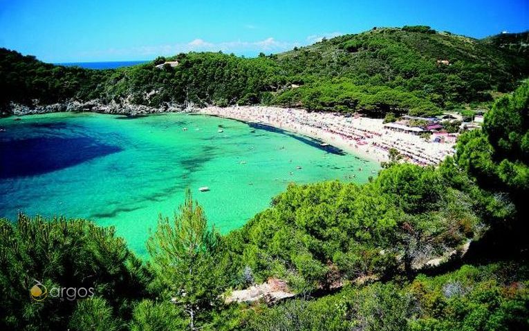 Belebter Strand auf der Insel Elba