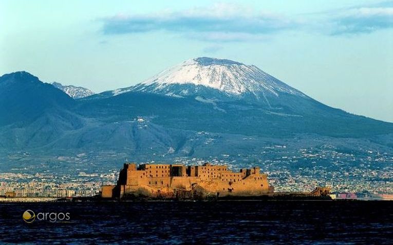 Castel dell'Ovo mit verschneitem Vulkan Vesuv im Hintergrund