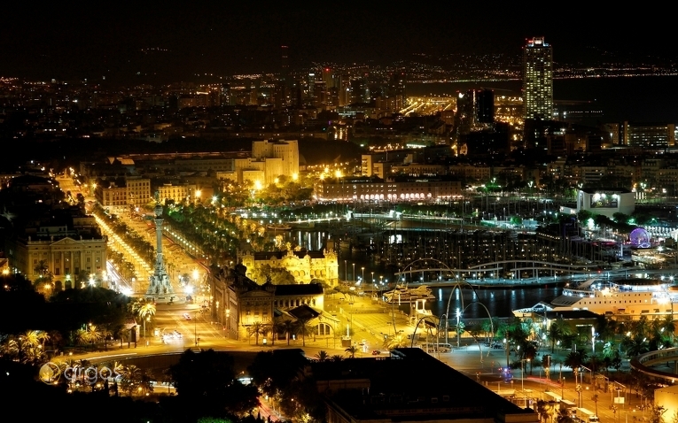 Blick über Barcelona bei Nacht