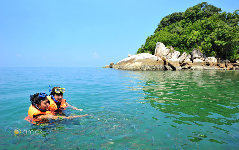 Schnorcheln vor der Küste der Insel Pulau Giam in der Region Perak