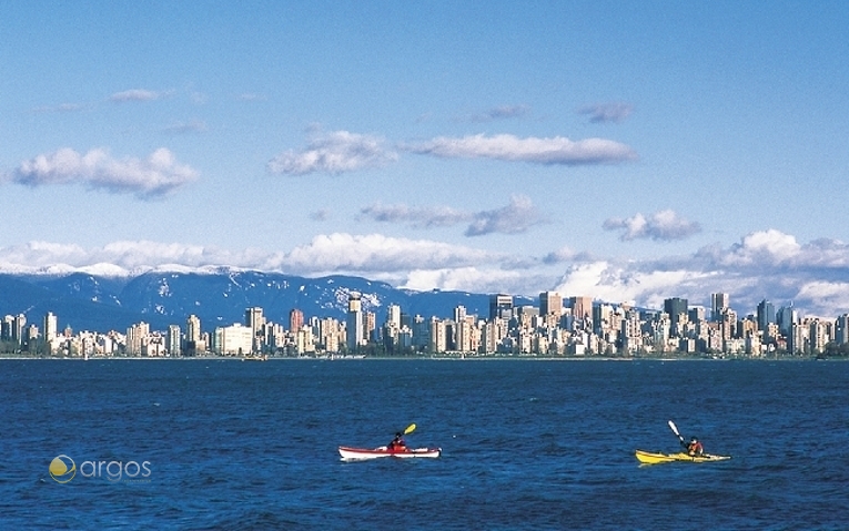 Kayaking in English Bay mit Blick auf die Skyline von Vancouver und die North Shore Mountains