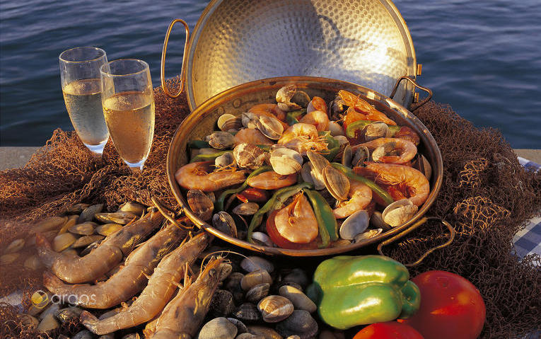 Meeresfrüchte in einer Cataplana serviert
