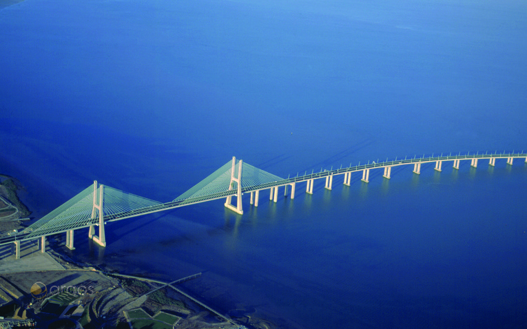Vasco de Gama Brücke und Fluss Tagus in Lissabon