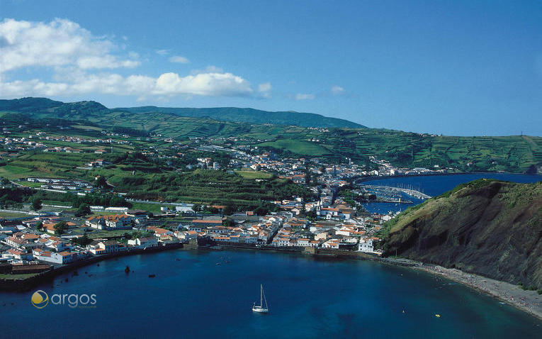 Blick auf die Ortschaft Horta auf der Insel Faial