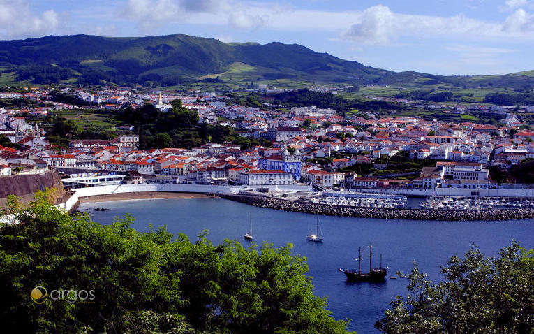 Blick auf Angra do Heroismo auf der Insel Terceira