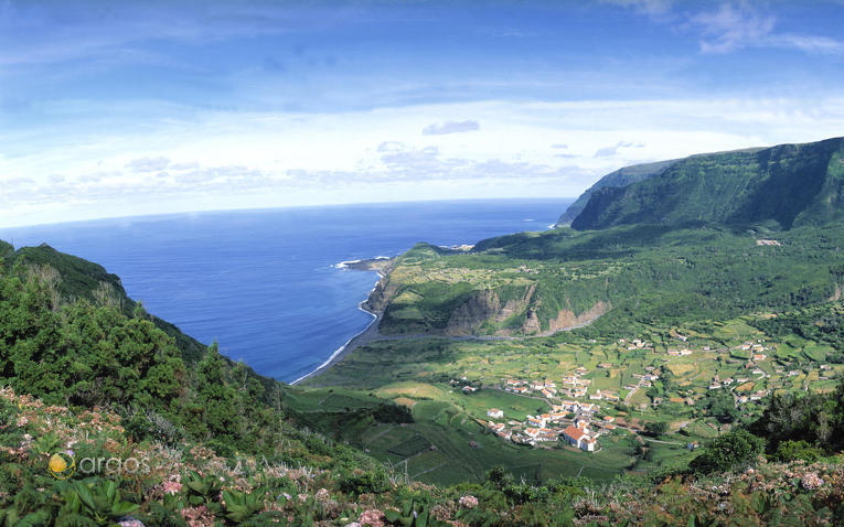 Panoramablick auf die Insel Flores