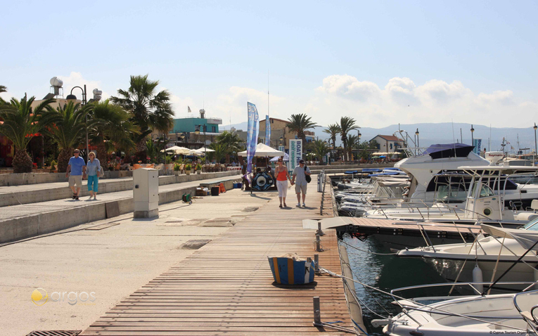 Promenade an der Latsi Marina
