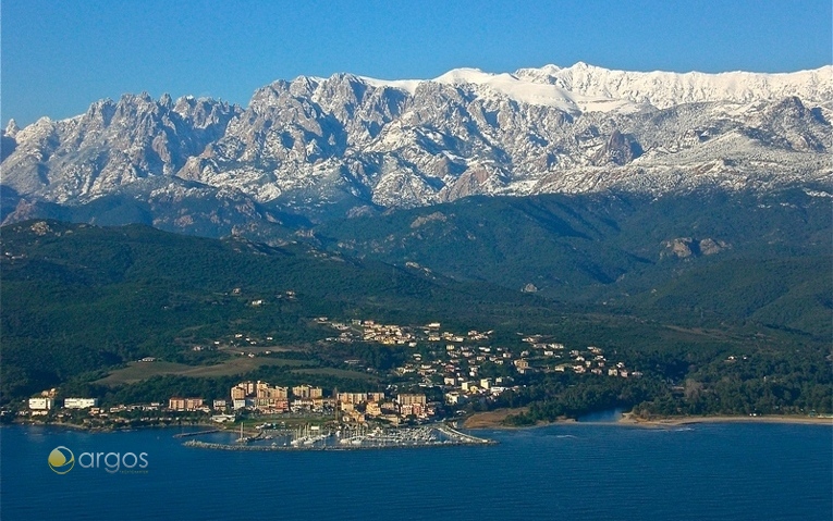 Marina an der Küste von Korsika