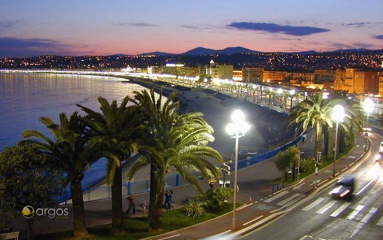 Blick auf die Promenade von Nizza bei Nacht
