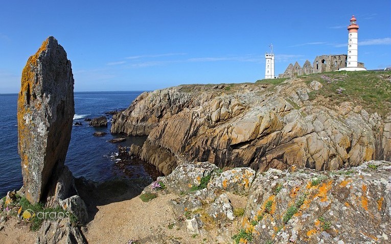 Zerklüftete Küstenlinien entdeckt man bei einem Yachtcharter in der Bretagne
