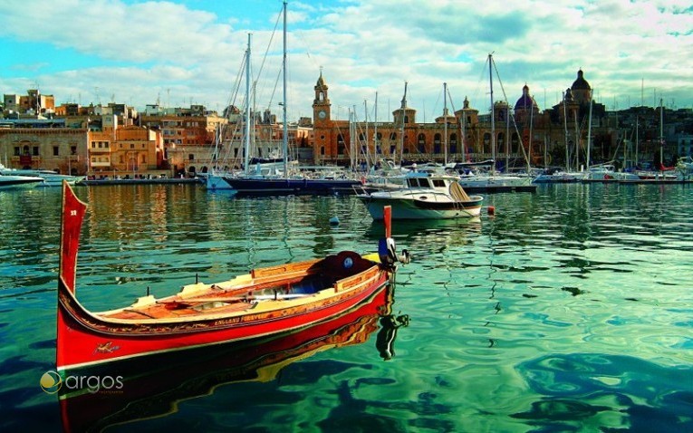 Typisches maltesisches Wassertaxi dgħajsa in der Grand Harbour Marina