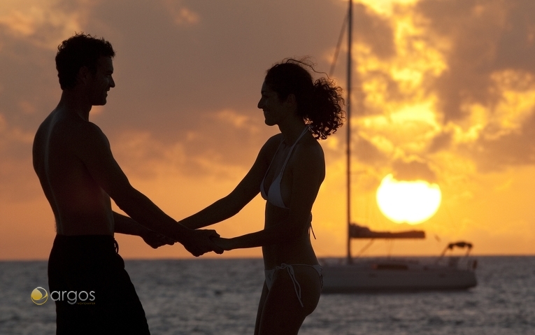 Perfekt für Segelurlaube mit romantischen Sonnenuntergängen: Die Karibik