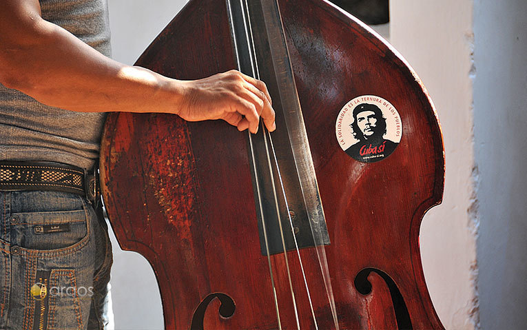 Ein Kontrabass mit dem Konterfei Che Guevaras / www.mikekreiten.de