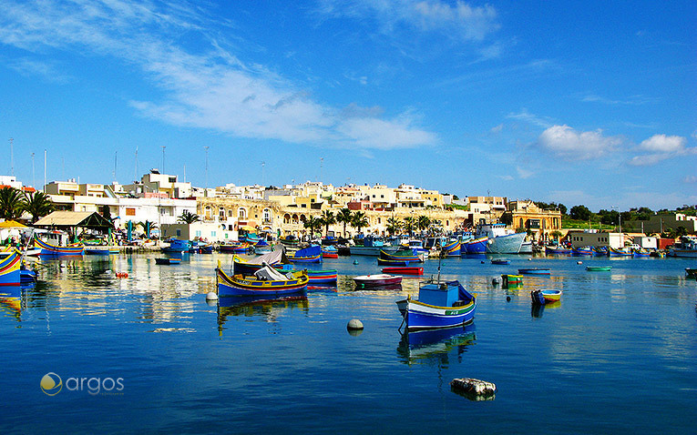 Kleiner Hafen im Fischerdorf Marsaxlokk im Südosten von Malta