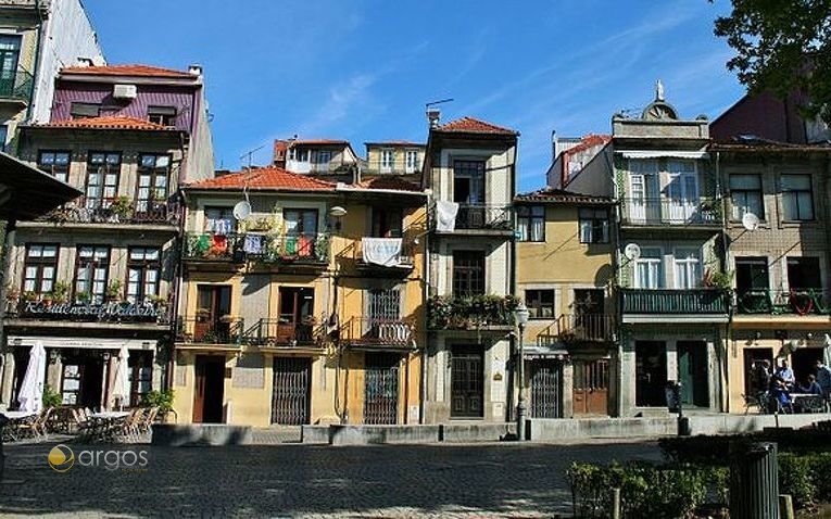 Typische Häuserreihe in Porto