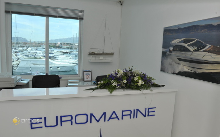 Empfangstresen im Büro von Euromarine - mit Blick auf die Yachtflotte
