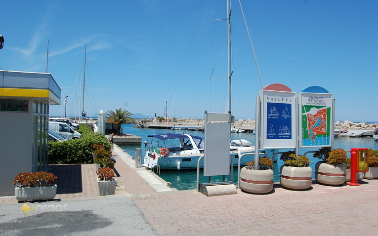 Spartivento Liegeplatz direkt an der Tankstelle, in der marina di Portorosa