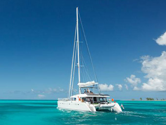 Segelkatamaran auf dem Wasser © Dream Yacht Charter